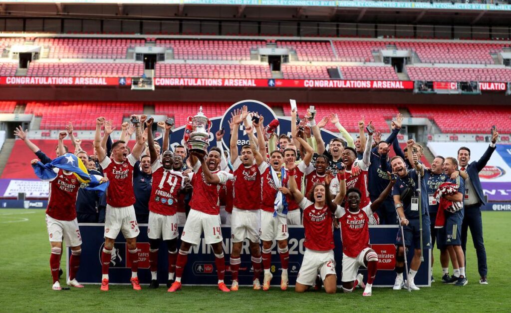 Arsenal players with FA cup trophy.